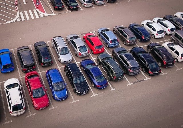 samochody na parkingu